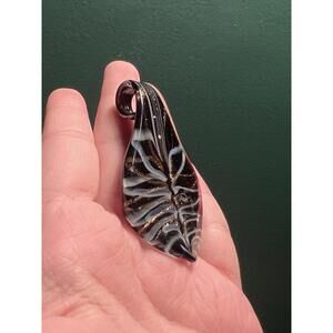 VINTAGE RETRO ART GLASS BLACK SILVER FOIL PATTERN UNUSUAL LEAF PENDANT NECKLACE